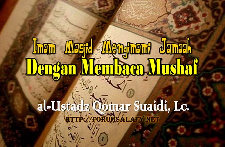 Imam Masjid Mengimami Jamaah Dengan Membaca Mushaf