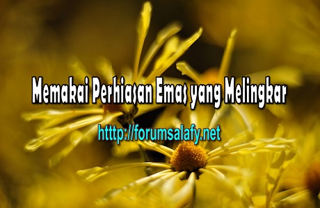 Memakai Perhiasan Emas yang Melingkar