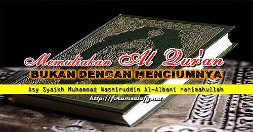 Memuliakan Al Qur’an Bukan Dengan Menciumnya