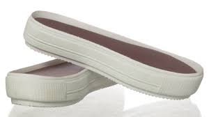 Adab Memakai Sepatu dan Sandal